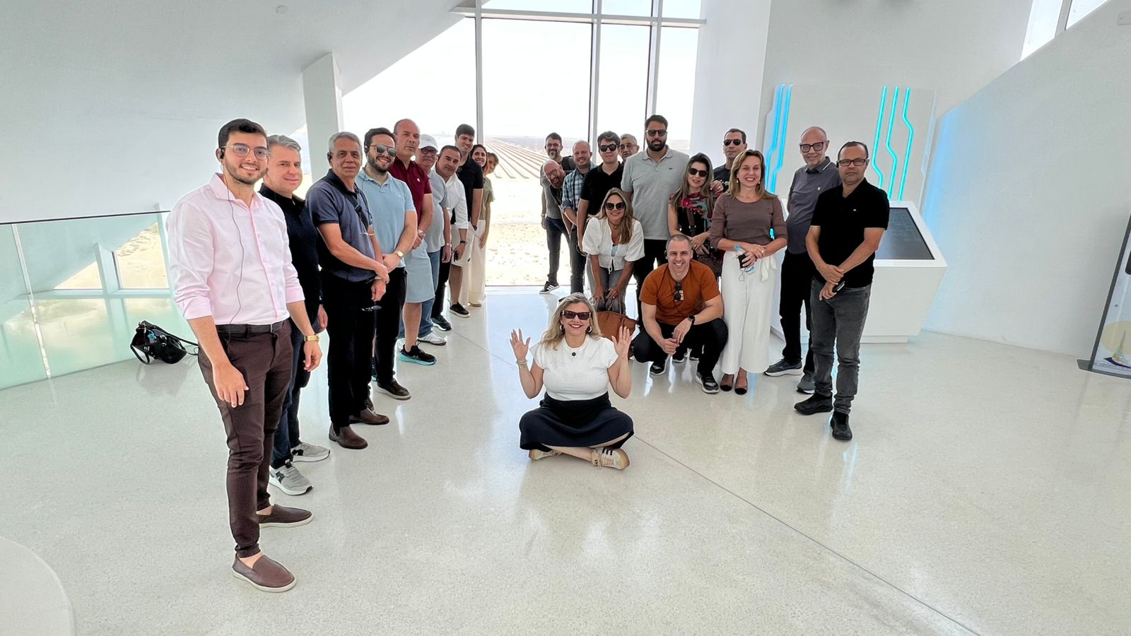 Membros da diretoria da APER visitam maior usina de energia solar do mundo em Dubai
